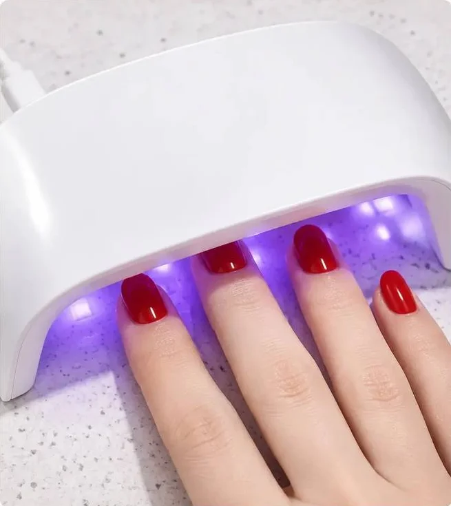 Закрепление красного покрытия под LED/UV-лампой